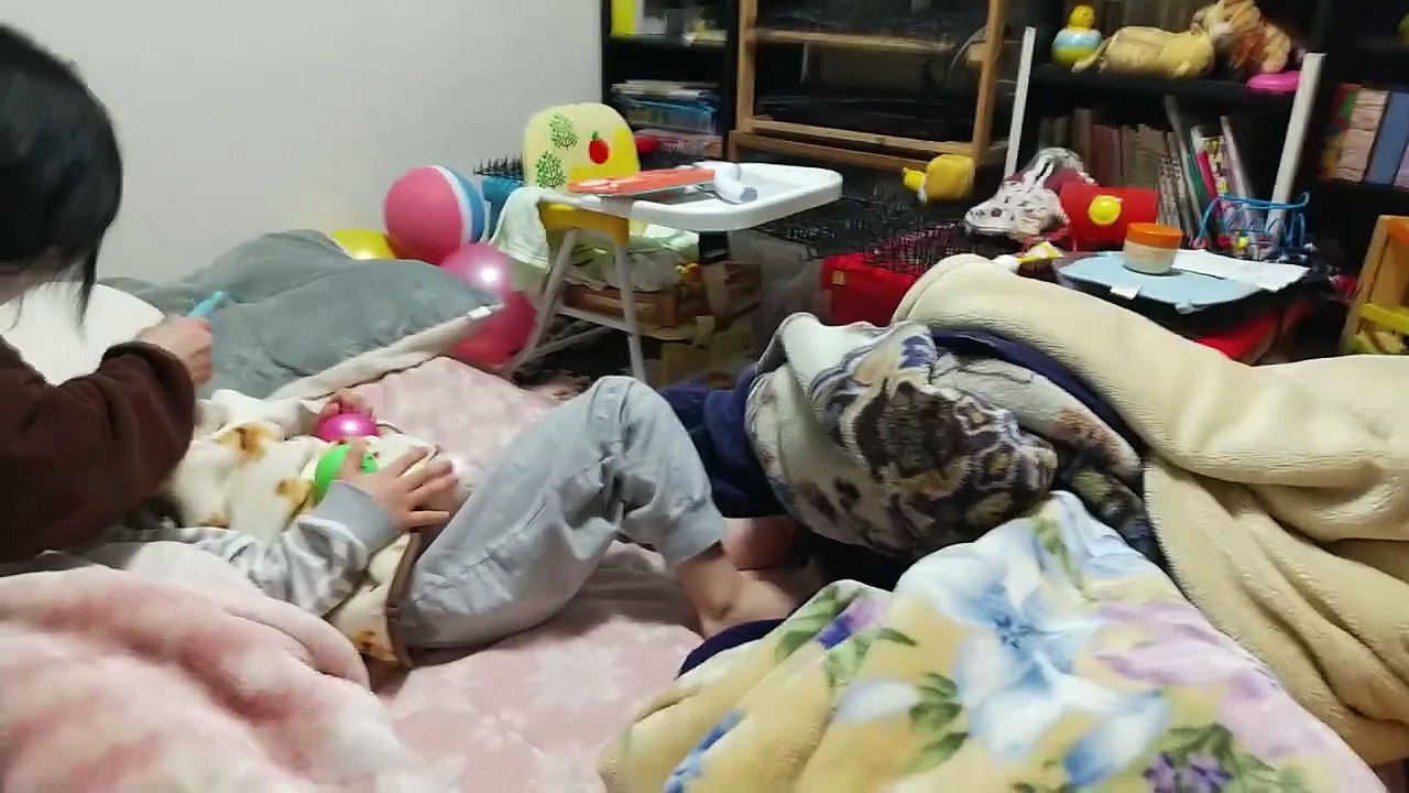 Eテレいないいないばあっ!のボールくんが出てきたらママの歯磨きの途中で起き上がってテレビに全集中する5歳児男の子（発達障がい（知的障害）-自閉性スペクトラム症）