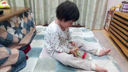 大好物の苺(いちご)を食べながらマラカスで遊ぶイチゴパジャマの5歳児男の子（発達障がい（知的障害）-自閉性スペクトラム症）