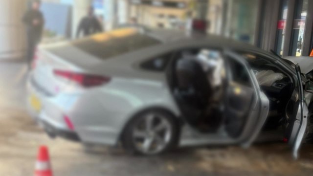 김해공항 국제선 청사 외벽에 택시 돌진...2명 사상 / YTN