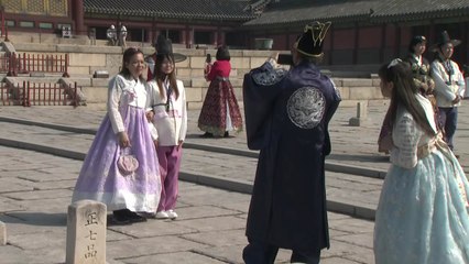 휴일 도심 속 고궁서 봄 나들이...창덕궁 '북적' / YTN