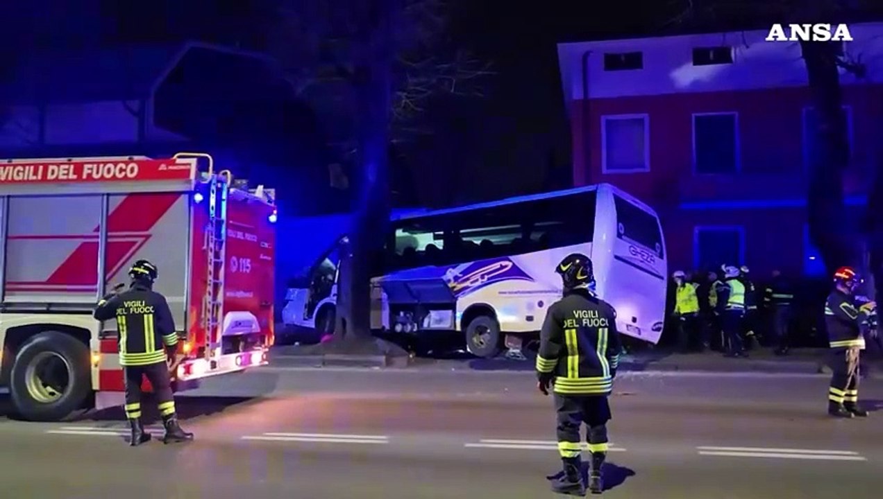 Autobus fuori strada a Brescia, sale a due il numero dei morti