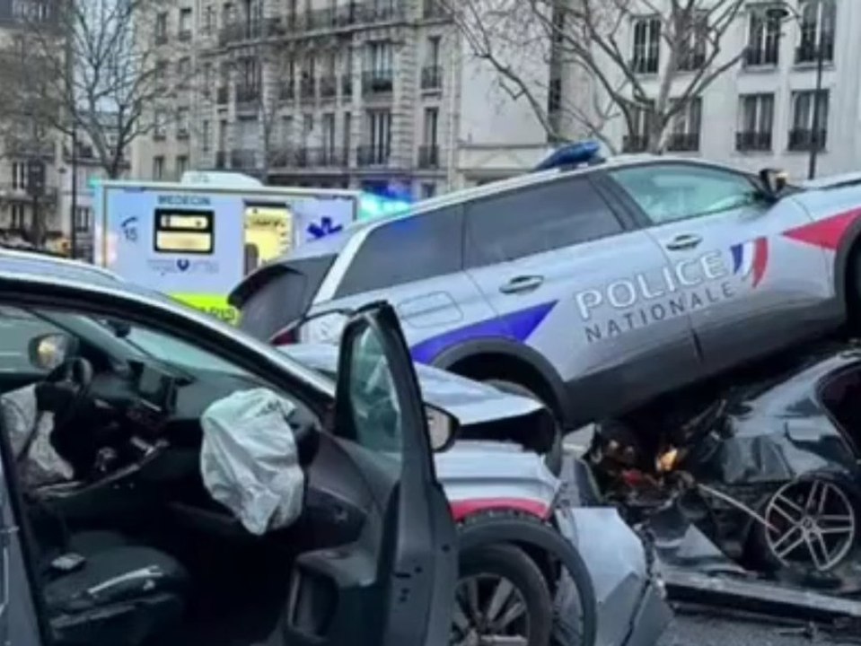 Paris: Rüpel-Fahrer crasht 4 Autos - Kamera filmt mit