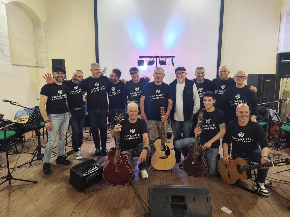 Il concerto tra amici diventa una serata evento: Piero Marras a sorpresa sul palco di Nulvi