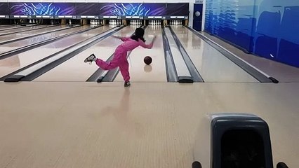 Two handed youngest bowler Alina Mehmood 20180815_105541