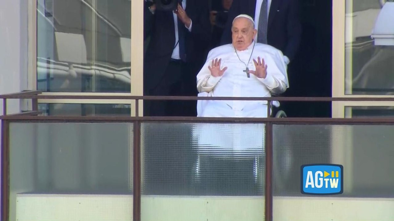 Saluti e pollice alzato: il Papa si affaccia al Gemelli