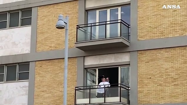 Il Papa si affaccia dal Gemelli: Grazie a tutti, saluto signora con fiori gialli