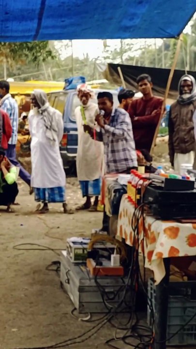 অন্ধ ভায়ের গানে মুগ্ধ হলাম