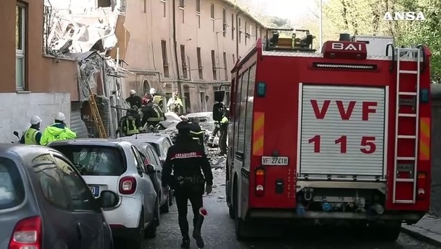 Crolla abitazione a due piani a Roma dopo esplosione, uomo estratto vivo