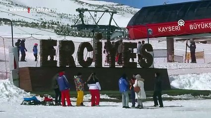 Sezon uzayınca Erciyes'te pistler kayakseverlerle doldu