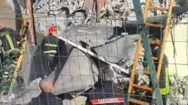 Palazzina crollata a Monteverde, mentre i vigili scavano i primi sopralluoghi dei carabinieri