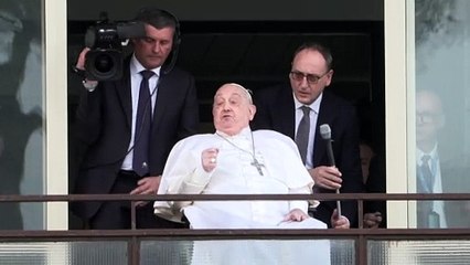 البابا فرنسيس يشكر الحشود قبل مغادرته المستشفى في روما