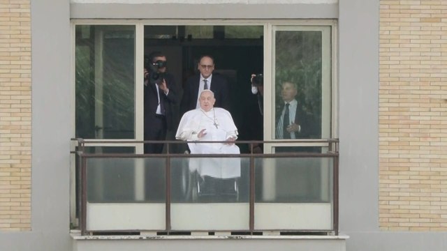 El Papa Francisco reaparece y saluda a los feligreses desde la ventana del hospital