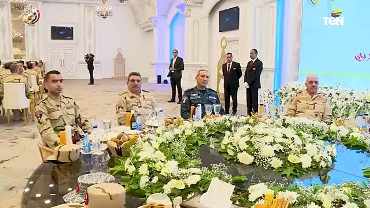 الفريق أول عبد المجيد صقر يشارك عدد من مقاتلى قوات الدفاع الجوى تناول وجبة الإفطار‎