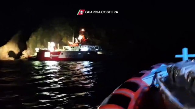 Isola d'Elba, nave di 42 metri incagliata: in salvo l'equipaggio