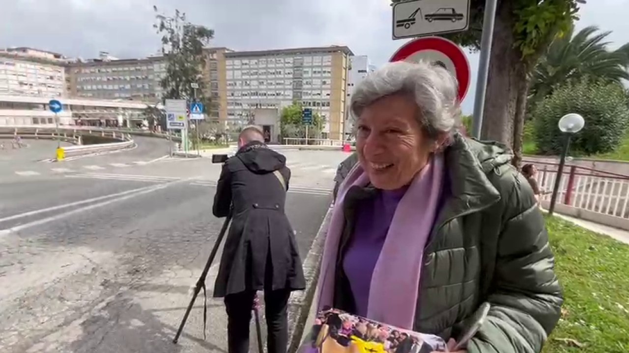 Roma, la signora con i fiori gialli per il Papa: «Glieli porto sempre e vedo la sua gioia»