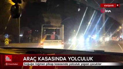 Eskişehir'de soğuğa rağmen pikap kasasında yolculuk yapan çocuklar