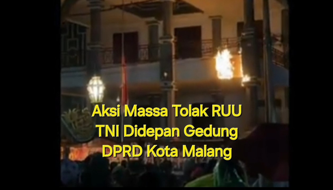 Massa Arek-Arek Malang Tolak Revisi UU TNI, Aksi Memanas Hingga Lempar Molotov ke Gedung DPRD Kota Malang