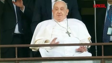 Papa Francesco saluta i fedeli dal balcone del Gemelli e stringe il pugno in segno di "forza"