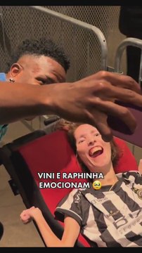 El detalle de Vini en Brasil con varios aficionados