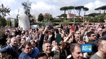 L'attesa e poi l'urlo di gioia: l'accoglienza per Papa Francesco dei fedeli al Gemelli
