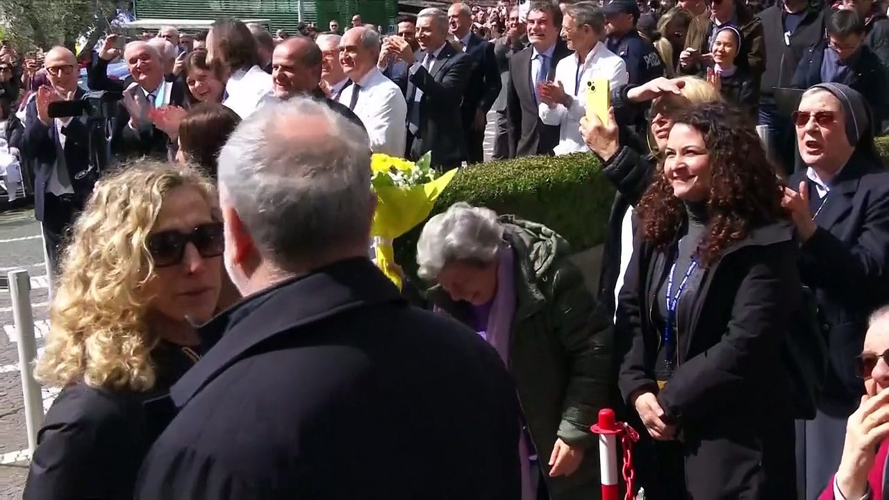 'Obrigado a todos': papa retorna ao Vaticano após cinco semanas hospitalizado