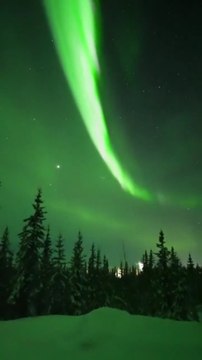 Un hombre en Alaska comparte la impactante imagen de la vista de una aurora boreal desde su cabaña.