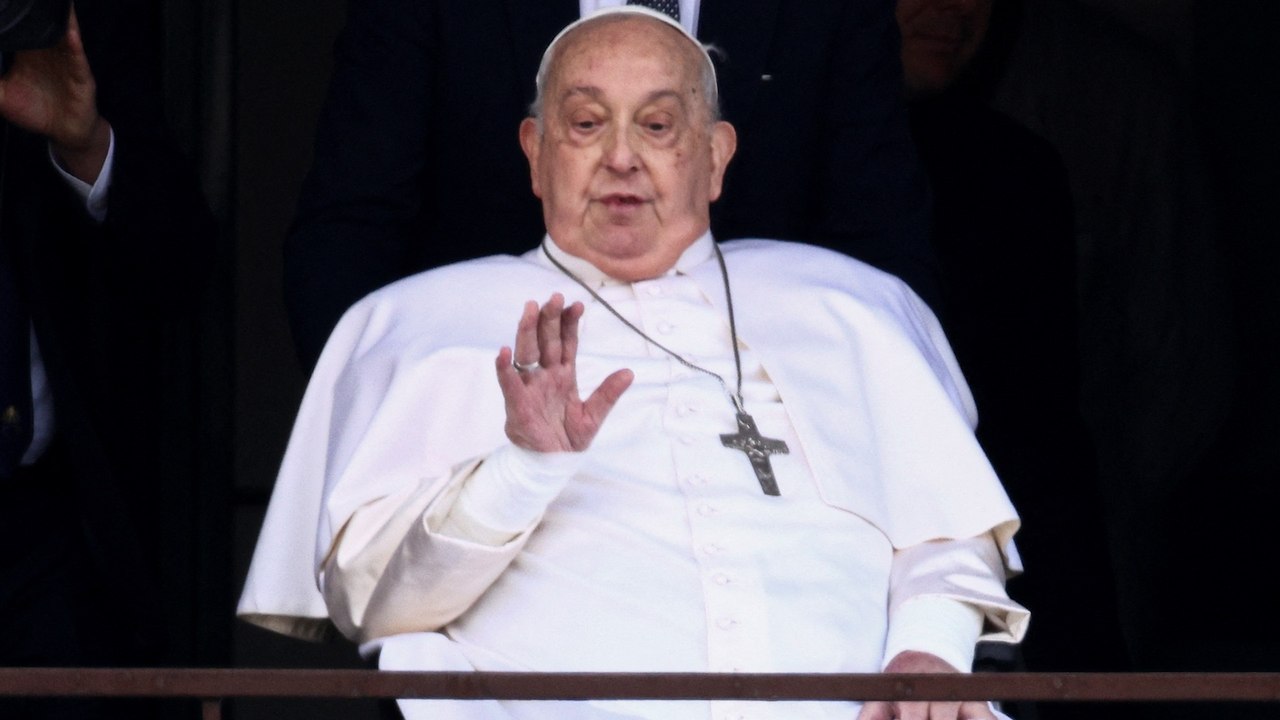 Miles de personas reciben al papa tras cinco semanas hospitalizado