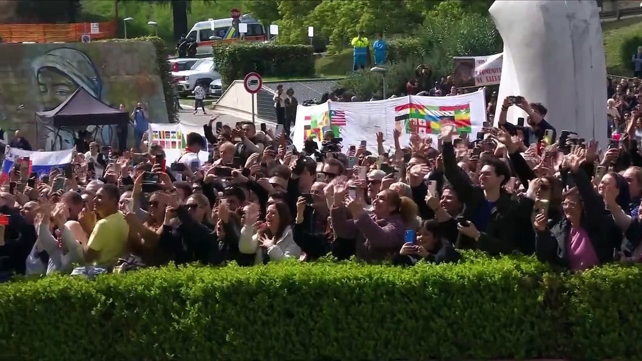 "¡Gracias a todos!": el papa Francisco regresa al Vaticano