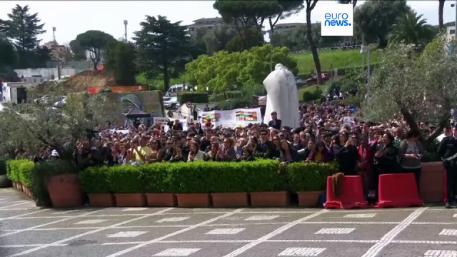 Papież Franciszek wychodzi ze szpitala