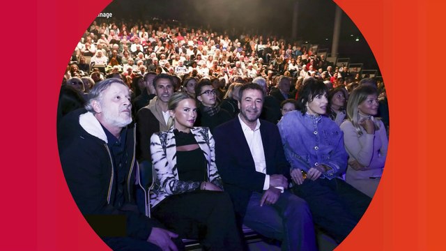 Kelly Vedovelli loin de Paris et entourée de plusieurs collègues, moment de détente entre amis