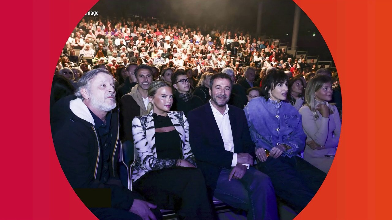 Kelly Vedovelli loin de Paris et entourée de plusieurs collègues, moment de détente entre amis