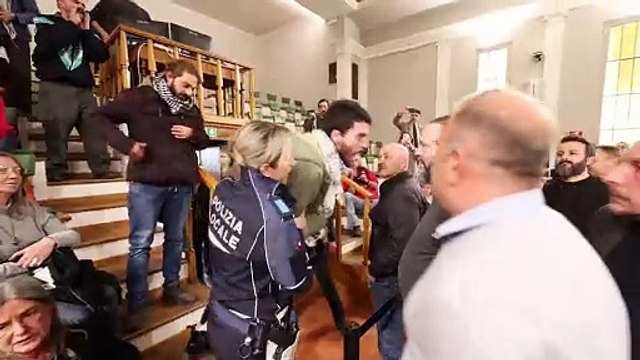 Protesta pro Palestina in Consiglio comunale a Ferrara e faccia a faccia con il sindaco