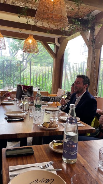 Exclusif - - Les célèbres personnalités de la télé se sont retrouvés avec bonheur, dans le Sud, à Vallauris Golf-Juan, pour assister à un magnifique show de cabaret, en présence de Mr Le Maire K. Luciano et ses adjoints, heureux de répondre à l'invitation