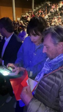 Exclusif - - Les célèbres personnalités de la télé se sont retrouvés avec bonheur, dans le Sud, à Vallauris Golf-Juan, pour assister à un magnifique show de cabaret, en présence de Mr Le Maire K. Luciano et ses adjoints, heureux de répondre à l'invitation