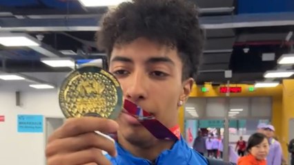 Mattia Furlani mostra la medaglia d'oro vinta nel salto in lungo ai Mondiali di Nanchino