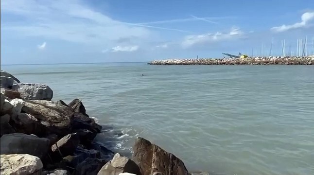 Marina di Cecina, ex sindaco rischia di annegare alla foce del fiume