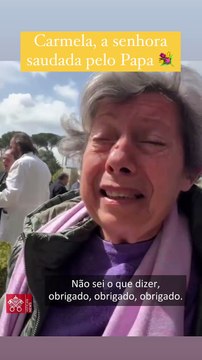 Quem é a senhora das flores amarelas que o papa Francisco cumprimentou