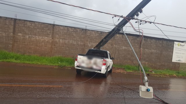 Carro atinge poste e depois motociclista se enrosca em fios no Bairro Canadá