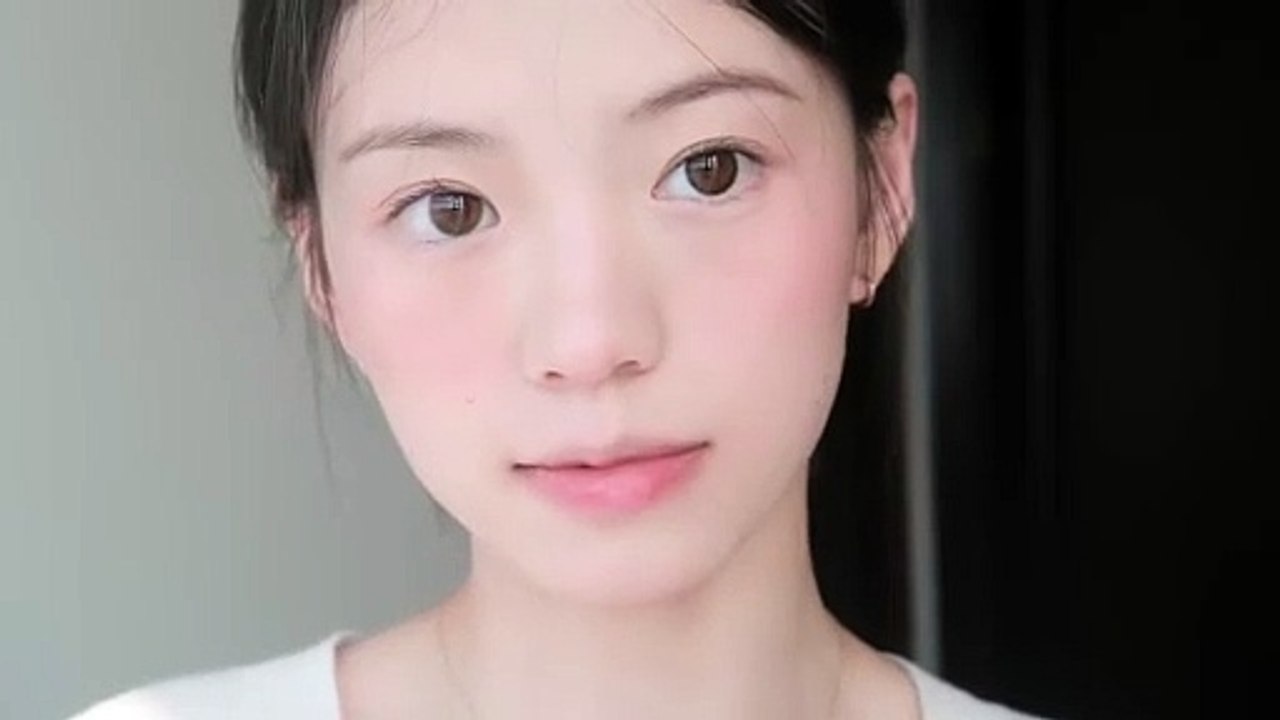 阳光下的眼睛里有花瓣哎