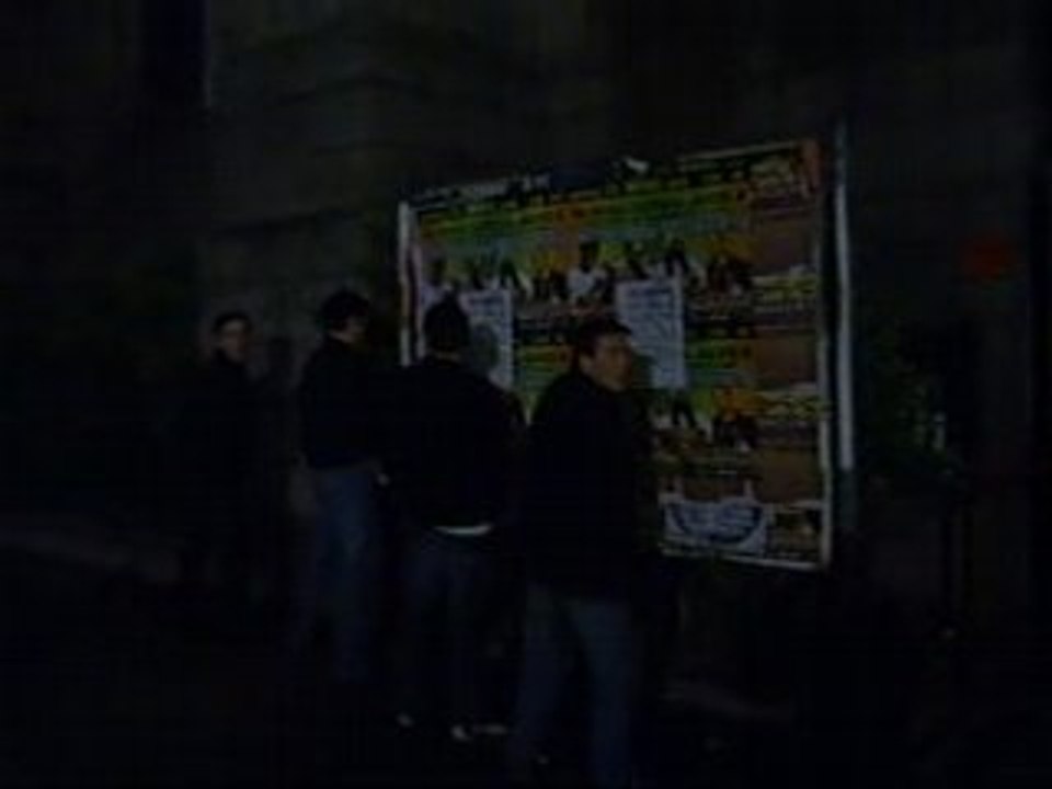 Les gars pissent dans la rue