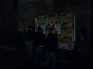 Les gars pissent dans la rue