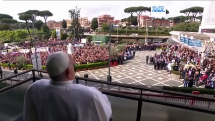 Première apparition publique du pape François avant de quitter l'hôpital