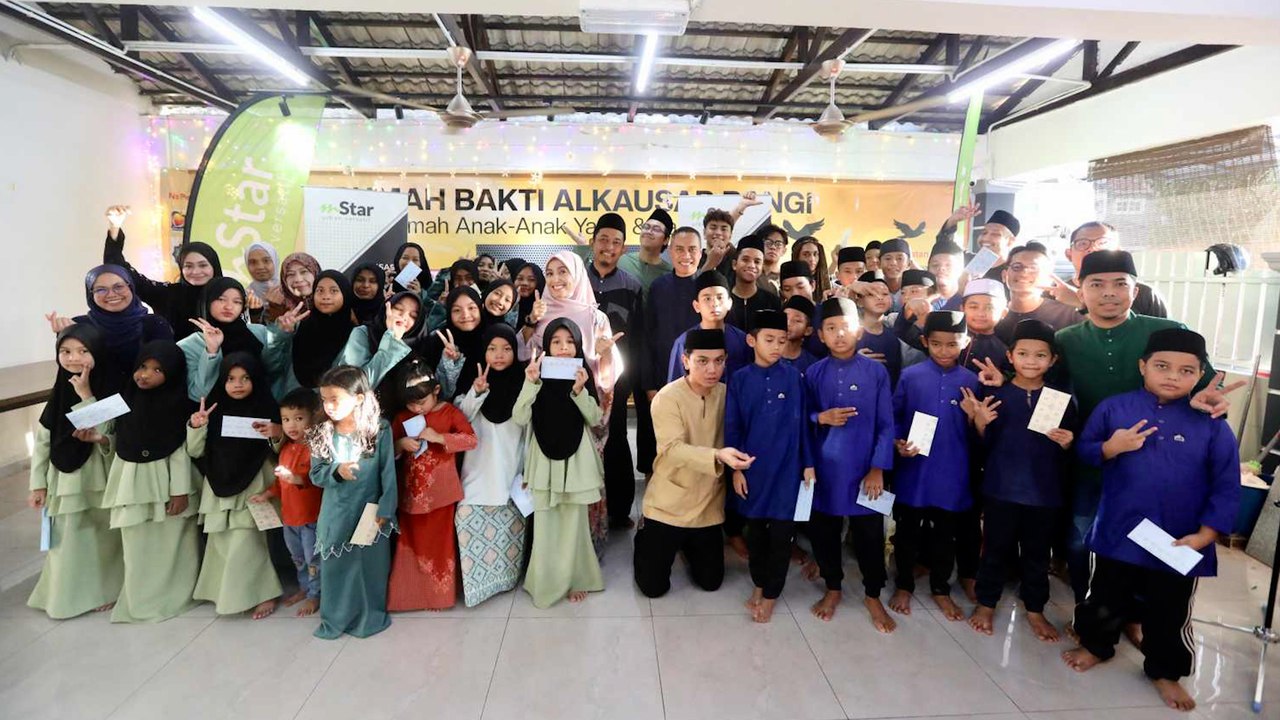 Seronok anak-anak yatim jumpa mStar dan artis... Berbuka puasa sama, siap dapat duit raya