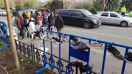 Saraçhane’de sert müdahale: Yurttaşların ayakkabıları yol kenarına asıldı