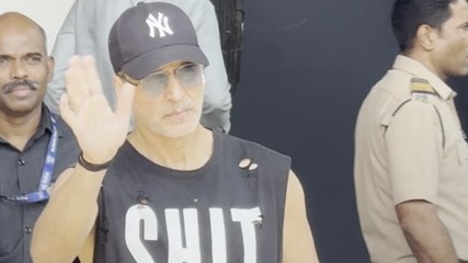 प्राइवेट एयरपोर्ट कलिना पर स्पॉट हुए अक्षय कुमार, फंकी लुक में दिखे...