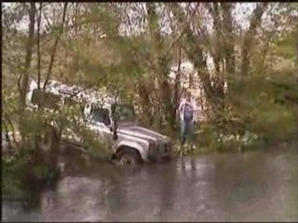 Defender dans le gué - www.nature4x4.fr
