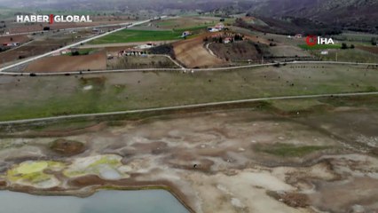 Çorum'da kuraklığı gözler önüne seren görüntü: Yollar adacıklar ortaya çıktı