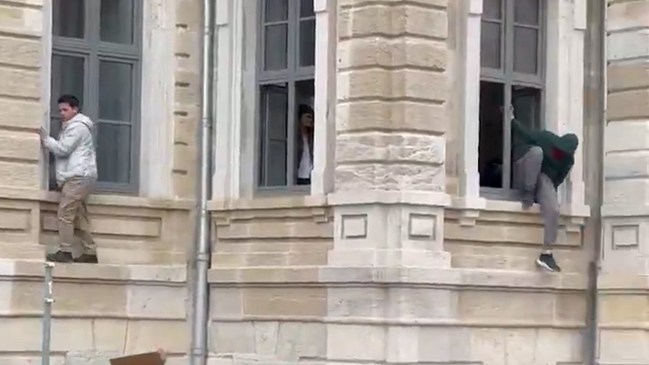 İTÜ'de güvenlik bina kapılarını kilitledi: Öğrenciler eylem için camlardan çıkıyor