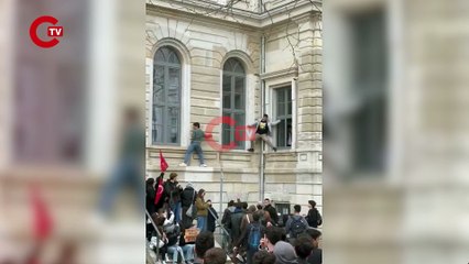 İTÜ Maçka kampüsünde güvenlik bina kapısını kilitledi. Öğrenciler eyleme camlardan çıkarak dahil olmaya çalışıyor.