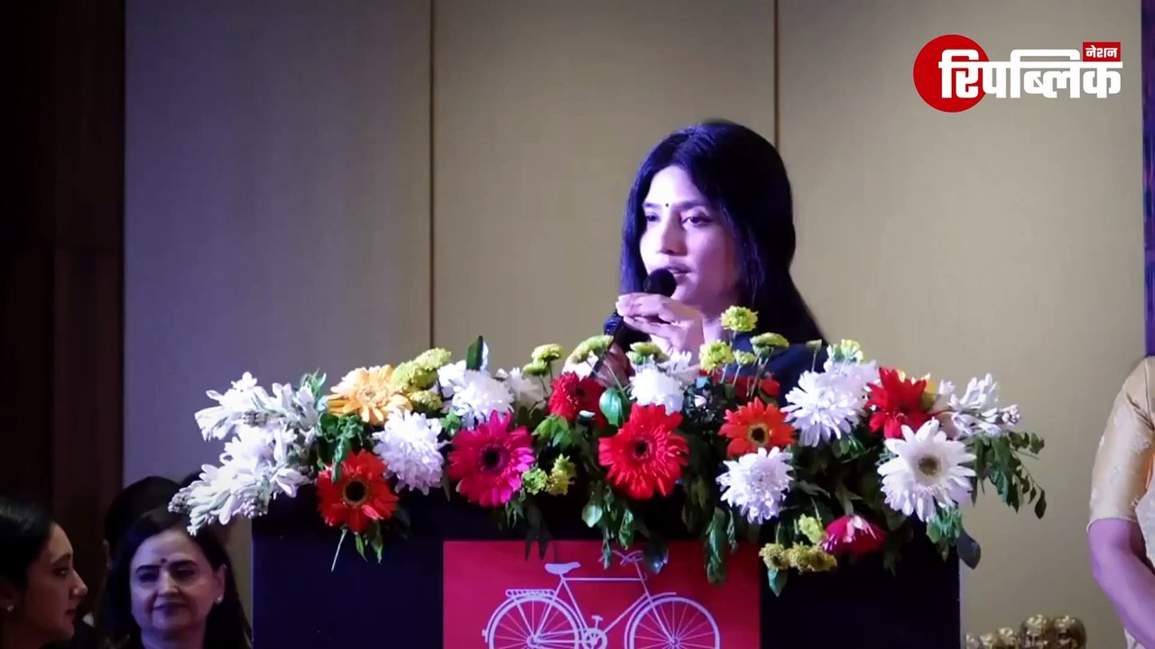 "भगवान ने पहले पुरुषों को बनाया... क्योंकि पहली बार में गलती हो जाती है" Dimple Yadav का बयान वायरल! | UP News